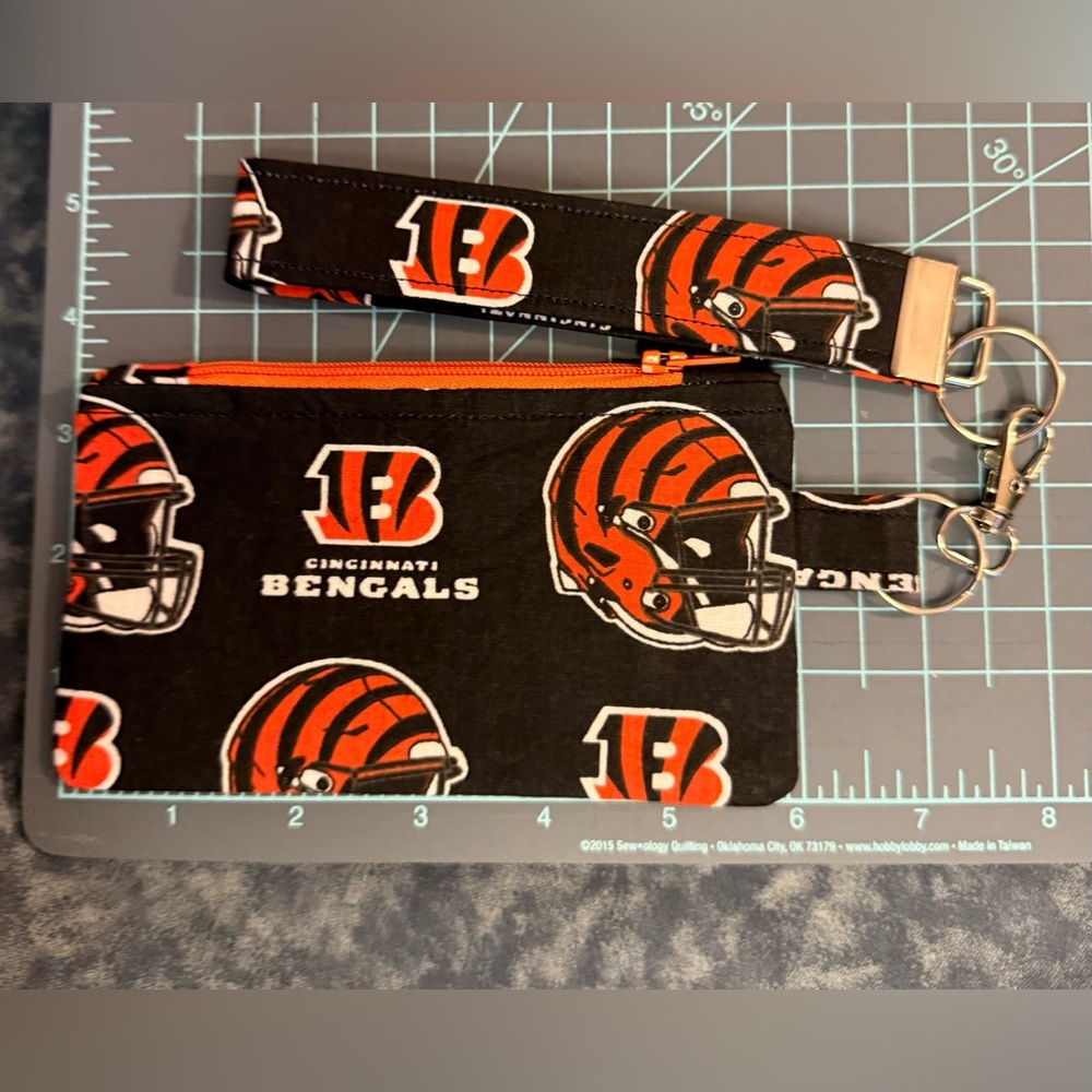Cincinnati Bengals Keychain and Pouch Set